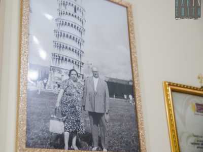...� appesa alla parete una foto del fondatore Leonardo Violante insieme con la moglie Maria Roppo...